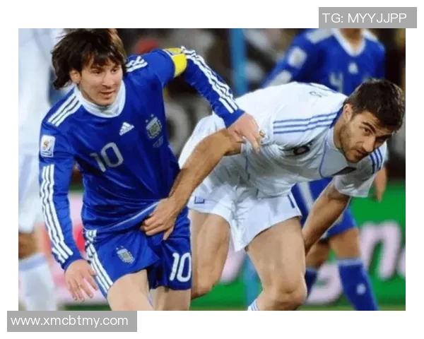 足球明星风采大揭秘：从球场到生活的精彩瞬间与成就展示